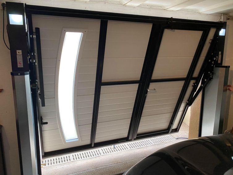 Installation d&rsquo;une porte de garage basculante motorisée avec portillon intégré