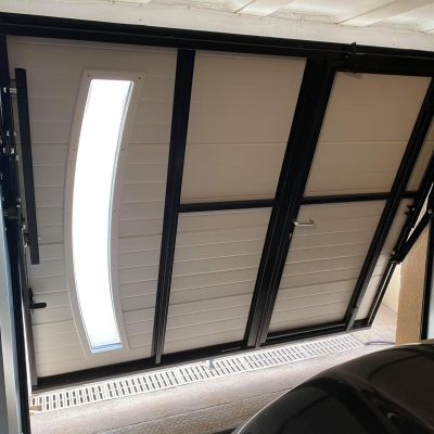 Installation d&rsquo;une porte de garage basculante motorisée avec portillon intégré
